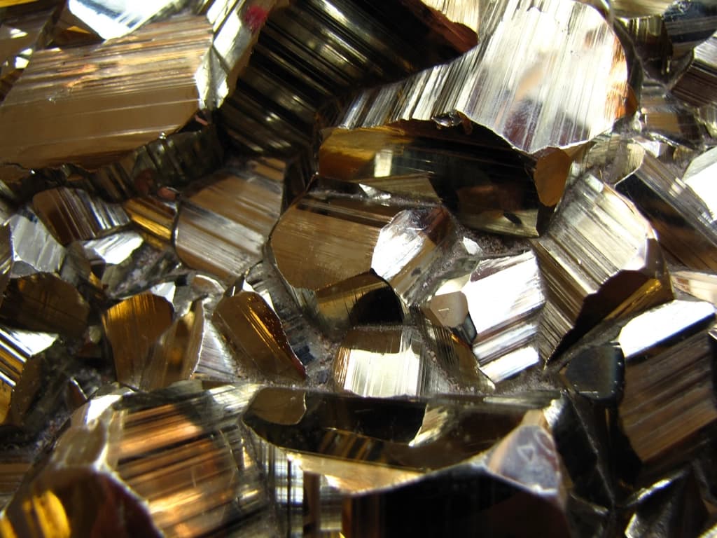 Shilajit Gold Side Effects: Is It Safe Compared to Black Resin?